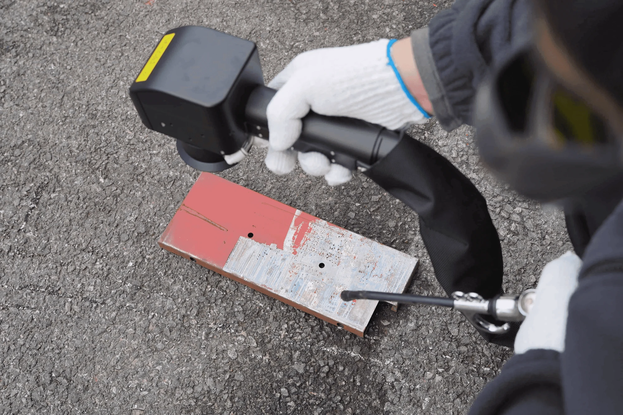 Handheld laser cleaning head used for fine, selective finishing work